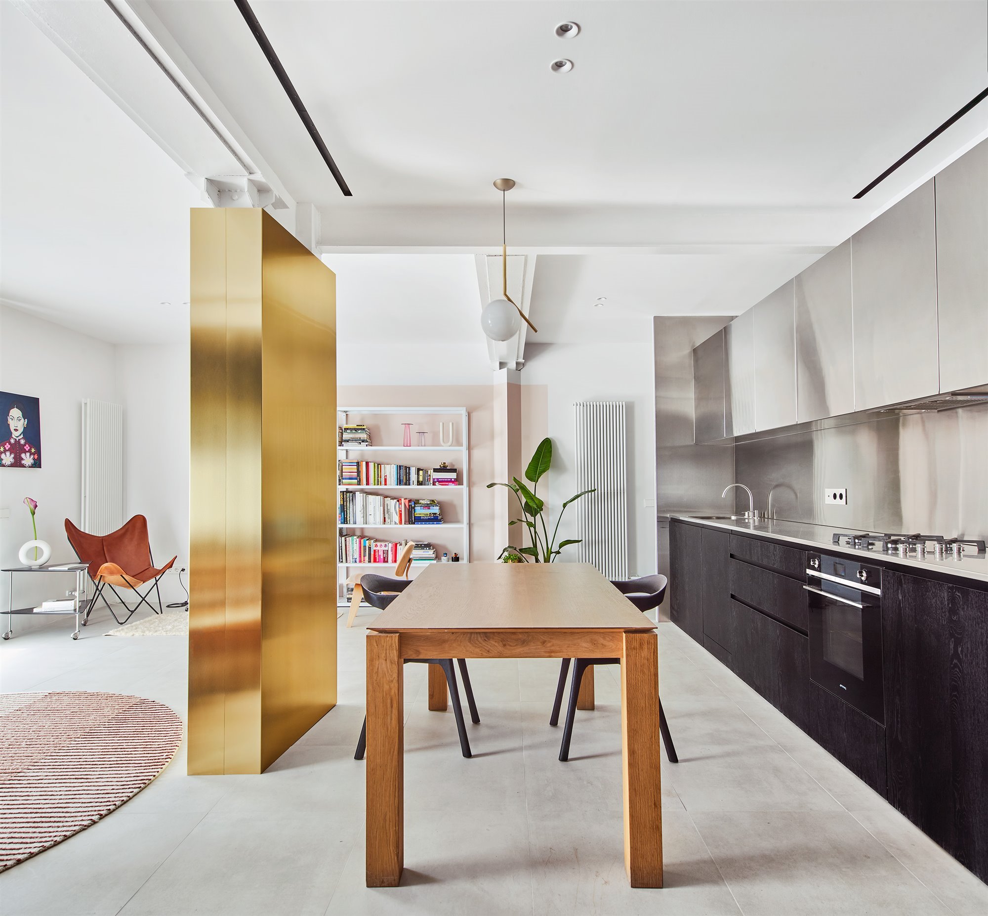 Piso moderno reformado en Barcelona con mucha luz comedor