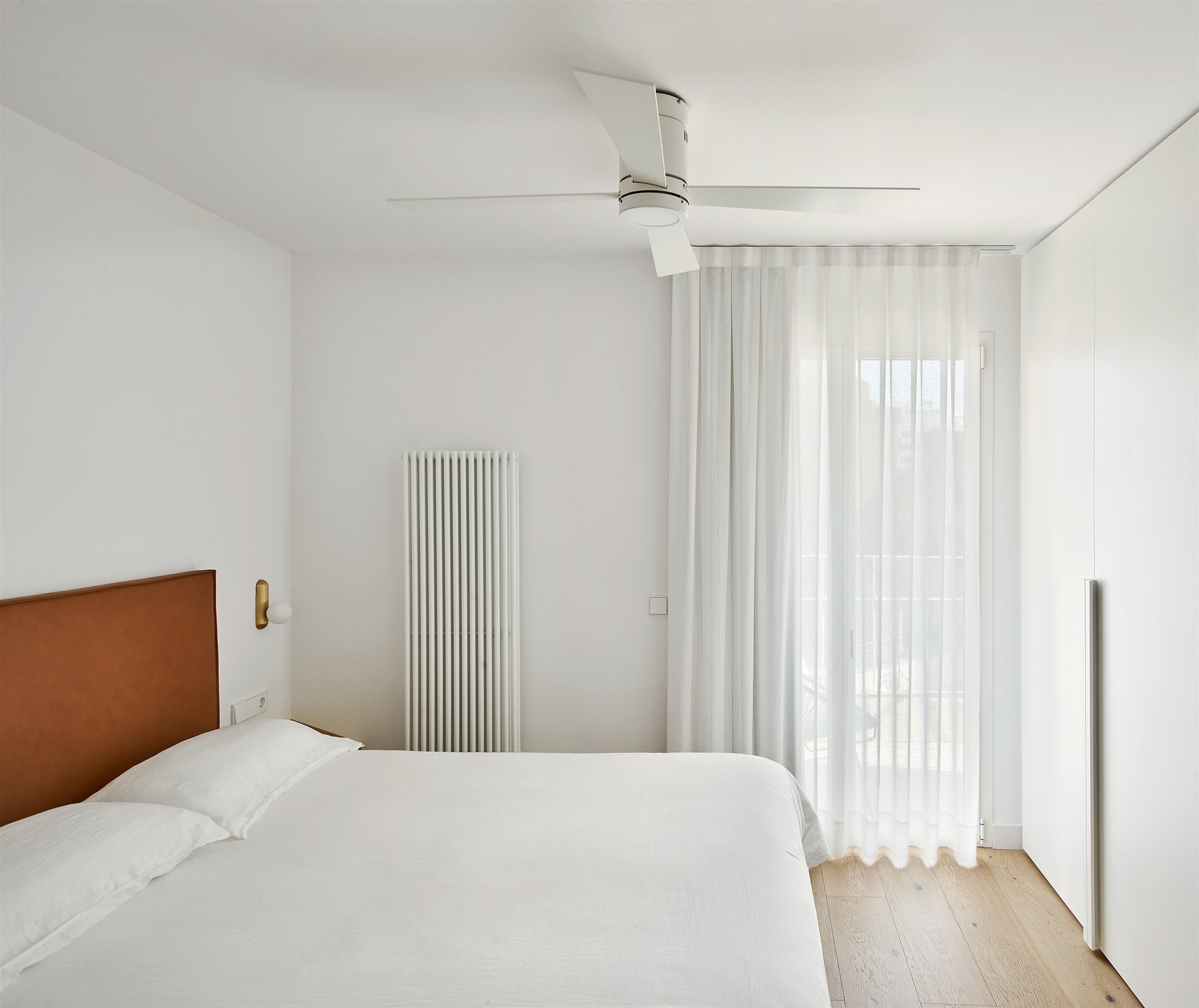 Piso moderno reformado en Barcelona con mucha luz dormitorio