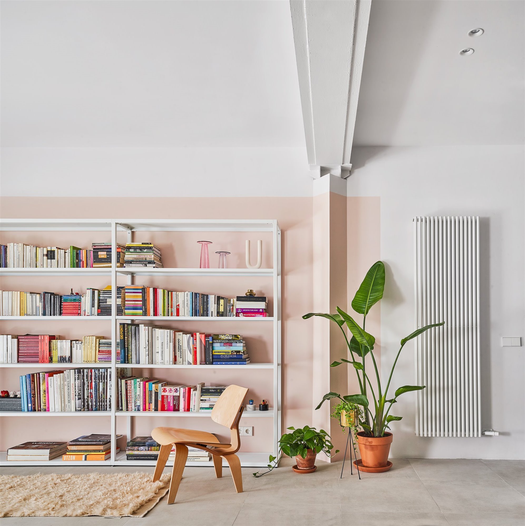 Piso moderno reformado en Barcelona con mucha luz rincon de lectura