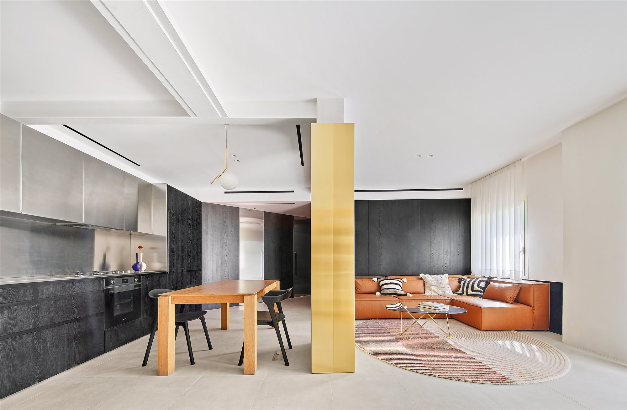 Piso moderno reformado en Barcelona con mucha luz salon comedor cocina