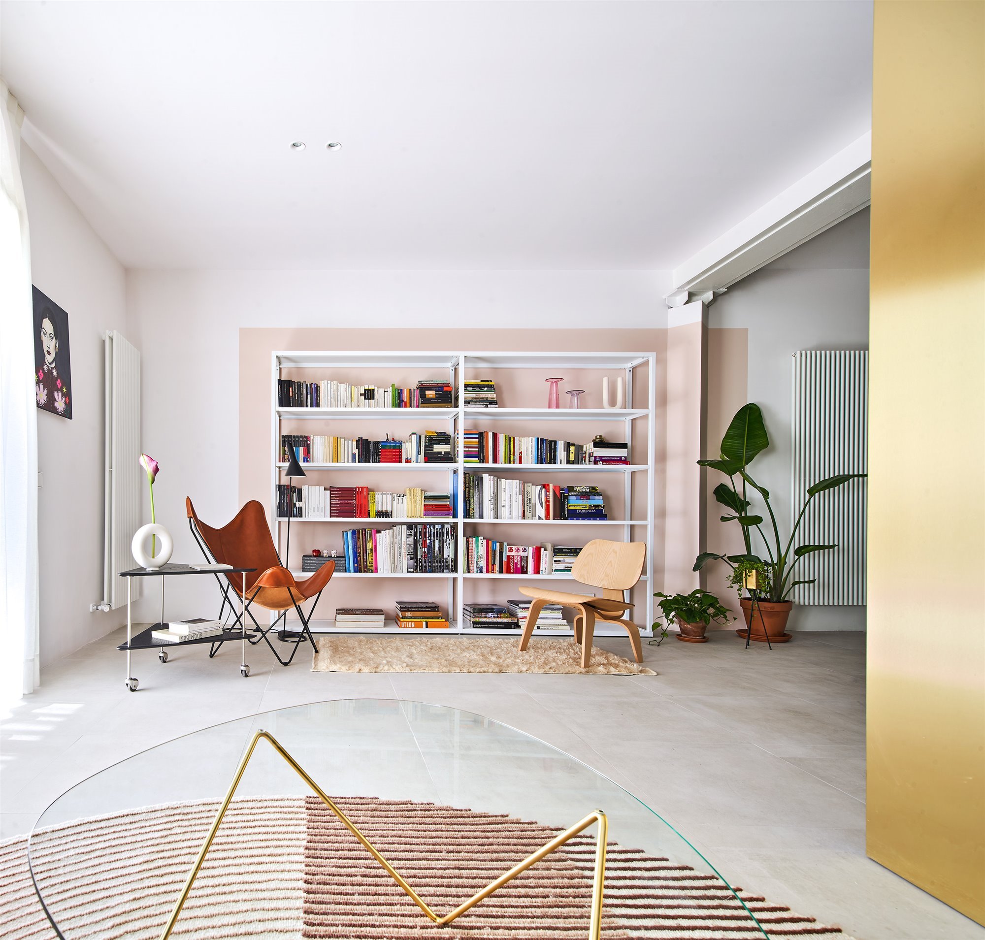 Piso moderno reformado en Barcelona con mucha luz zona de lectura salon