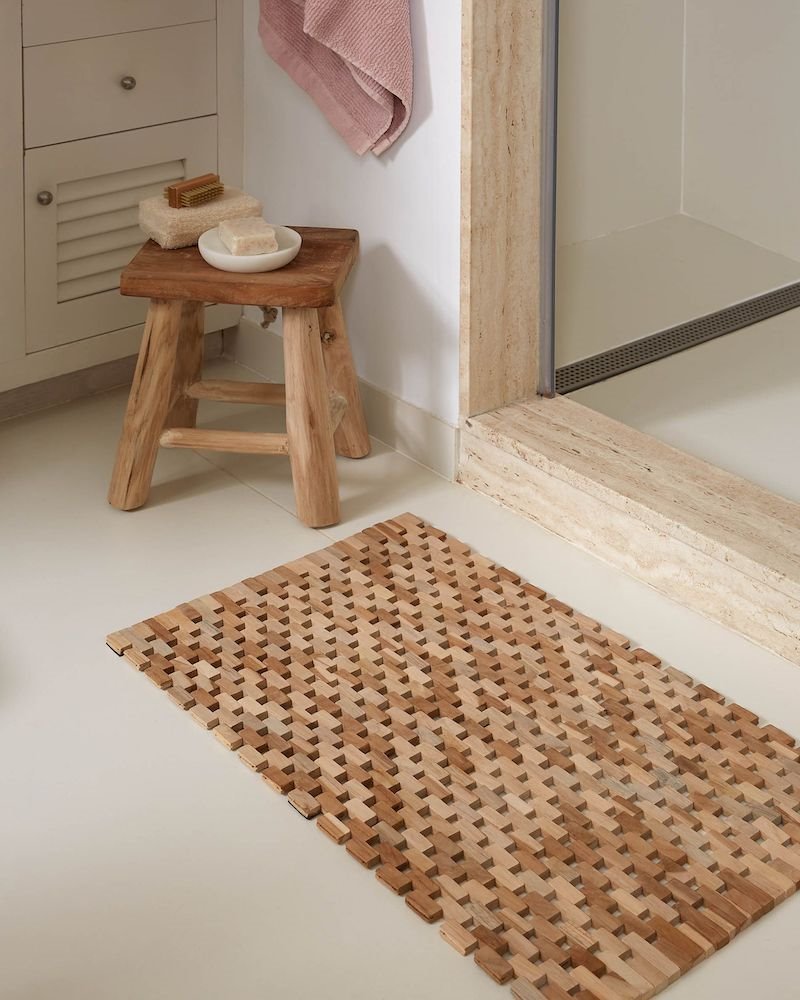 Alfombrilla baño de madera estilo rústico Kave Home
