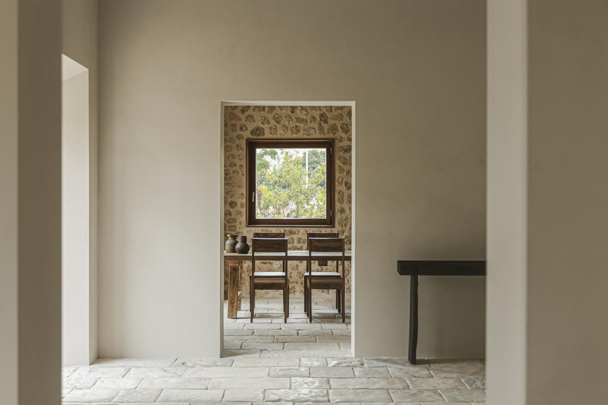 Casa de campo moderna en Soller Mallorca comedor con muros de piedra