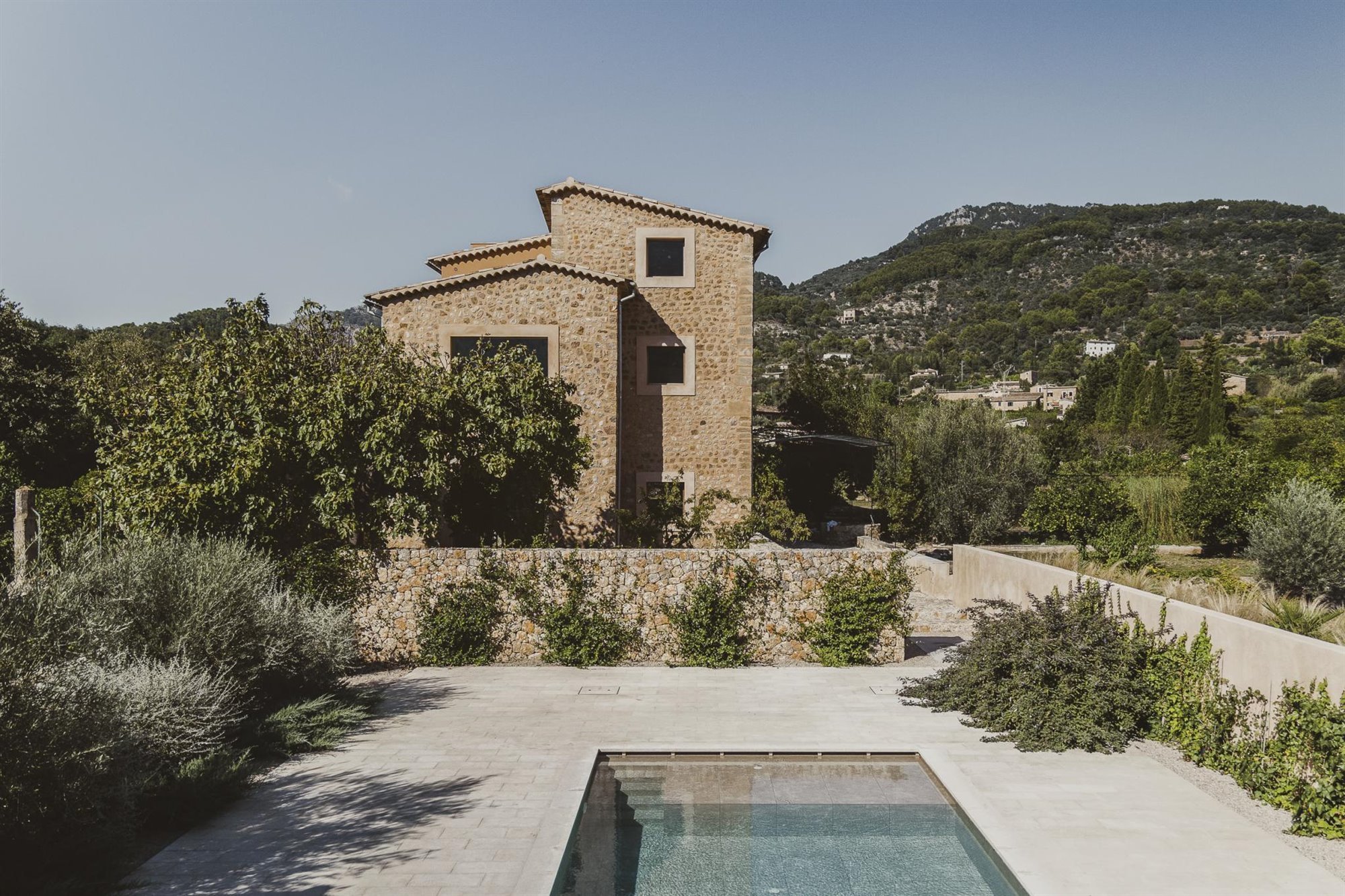 Casa de campo moderna en Soller Mallorca fachada con piscina