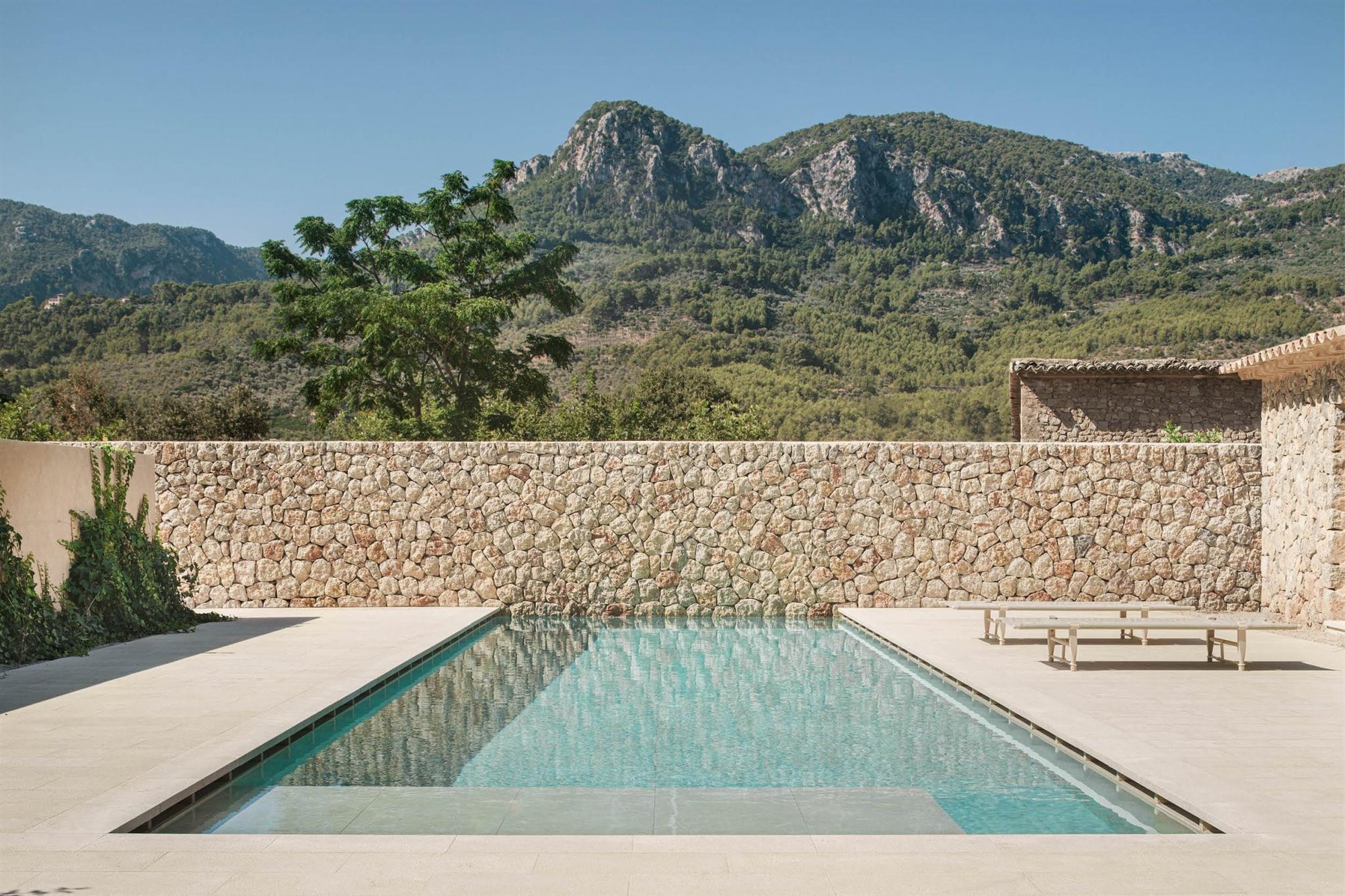 Casa de campo moderna en Soller Mallorca piscina con muro de piedra