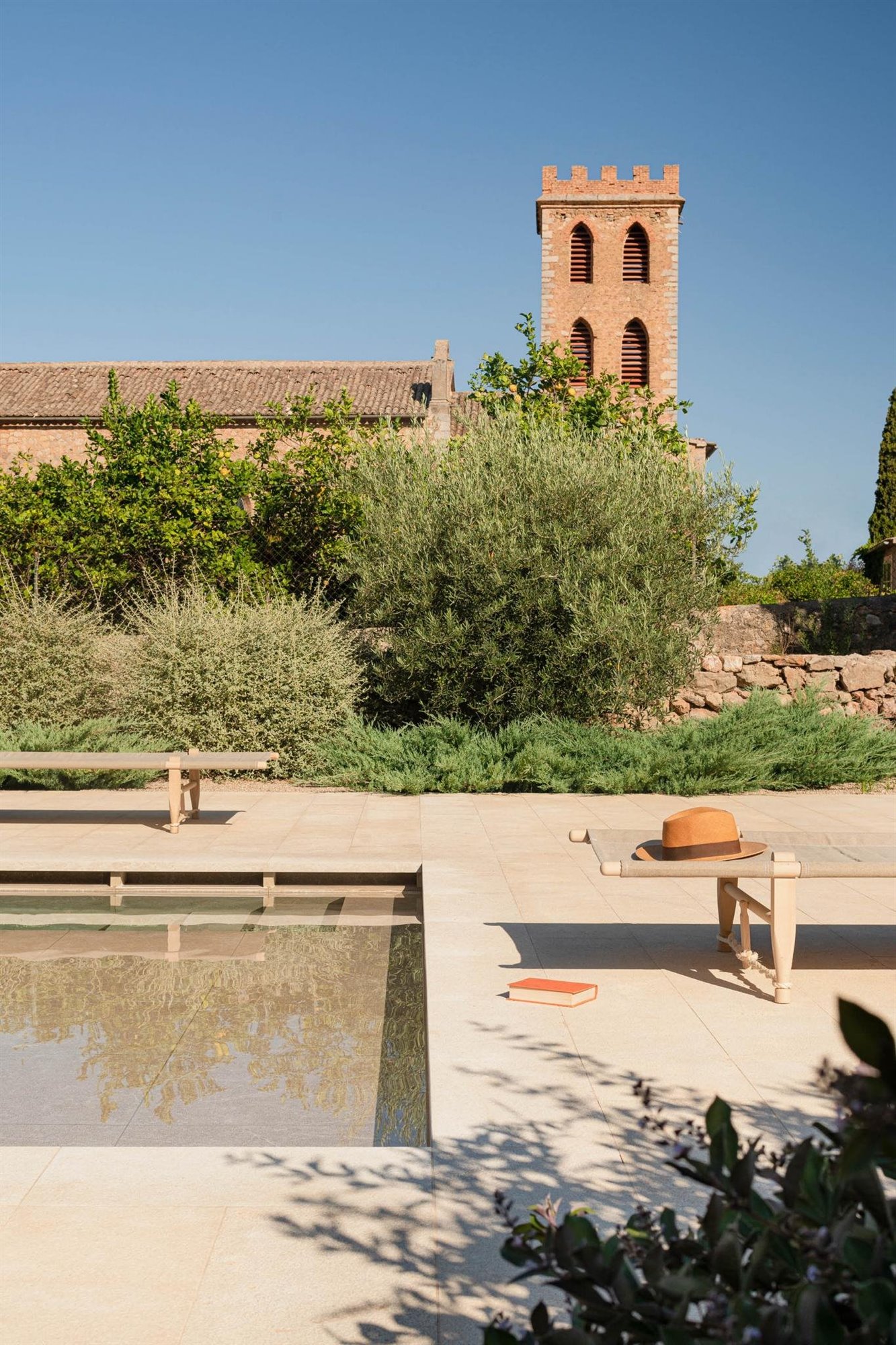 Casa de campo moderna en Soller Mallorca piscina con vistas del castillo