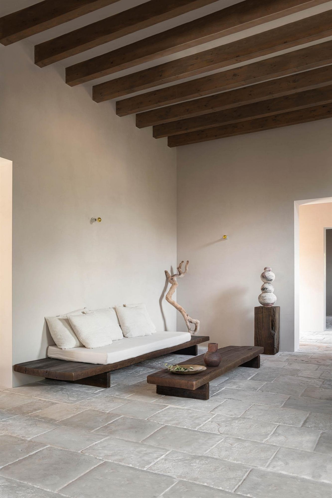 Casa de campo moderna en Soller Mallorca salon con vigas de madera