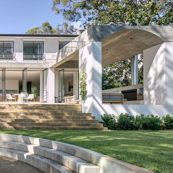 Una moderna casa en Australia con fachadas blancas e interiores llenos de luz natural