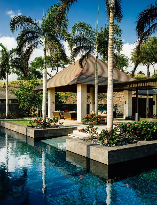 Esta moderna casa en mitad del campo evoca los materiales naturales y la artesanía de Hawaii