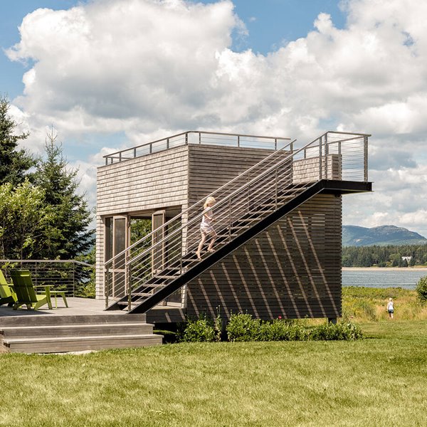Casa de madera moderna en el campo con escalera
