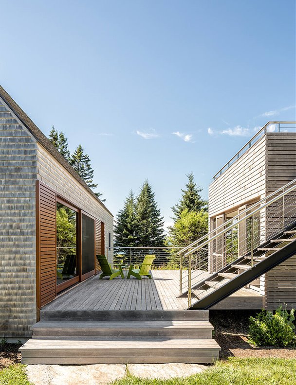 Esta casa reinterpreta en clave moderna la tipología clásica de la casa de campo de madera