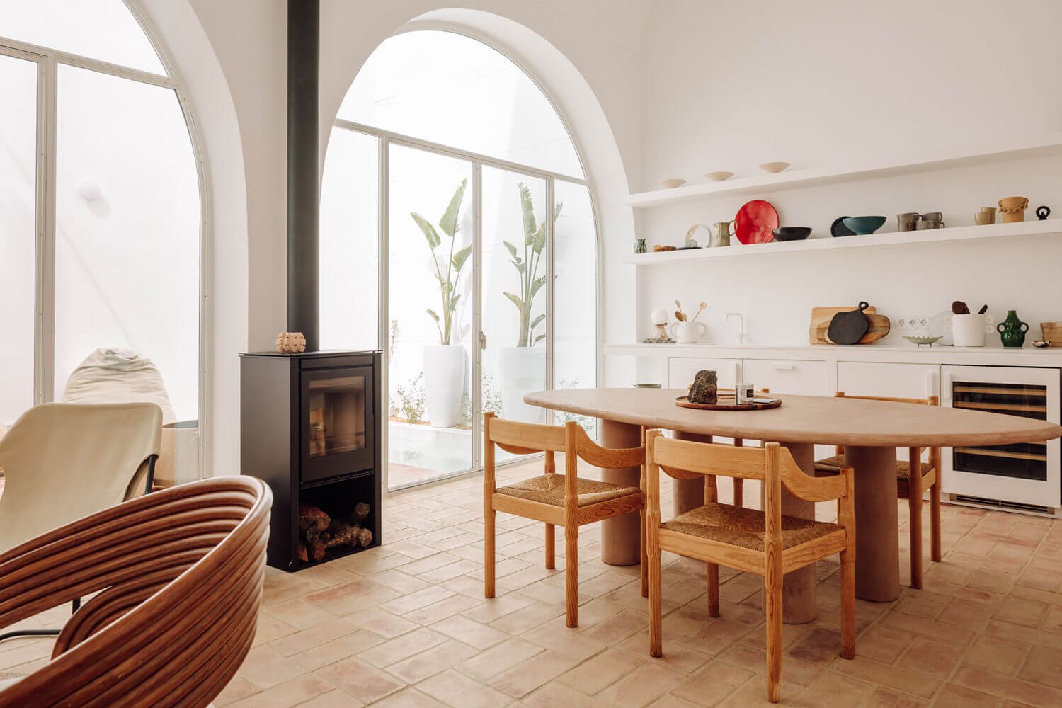 Cocina con arcos, mesa y sillas