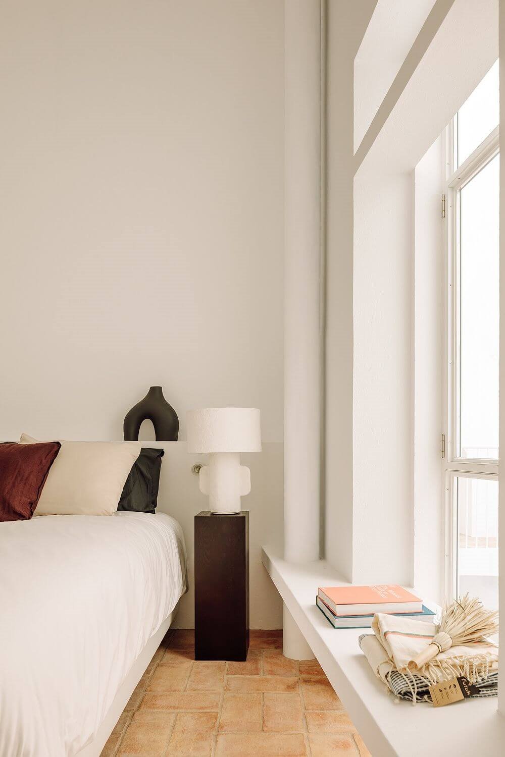 Dormitorio actual en blanco con estanteria de obra