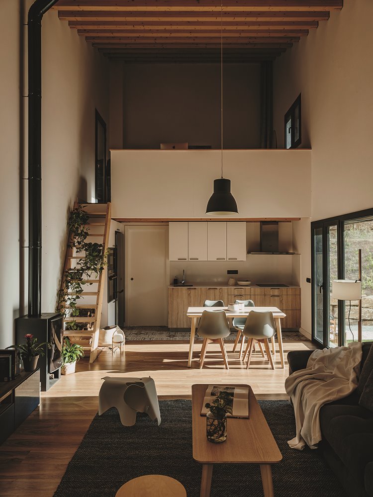 El interior se ha vestido con materiales libres de compuestos tóxicos y con propiedades higroscópicas que, combinados con la ventilación natural, regulan la temperatura y la humedad interior.