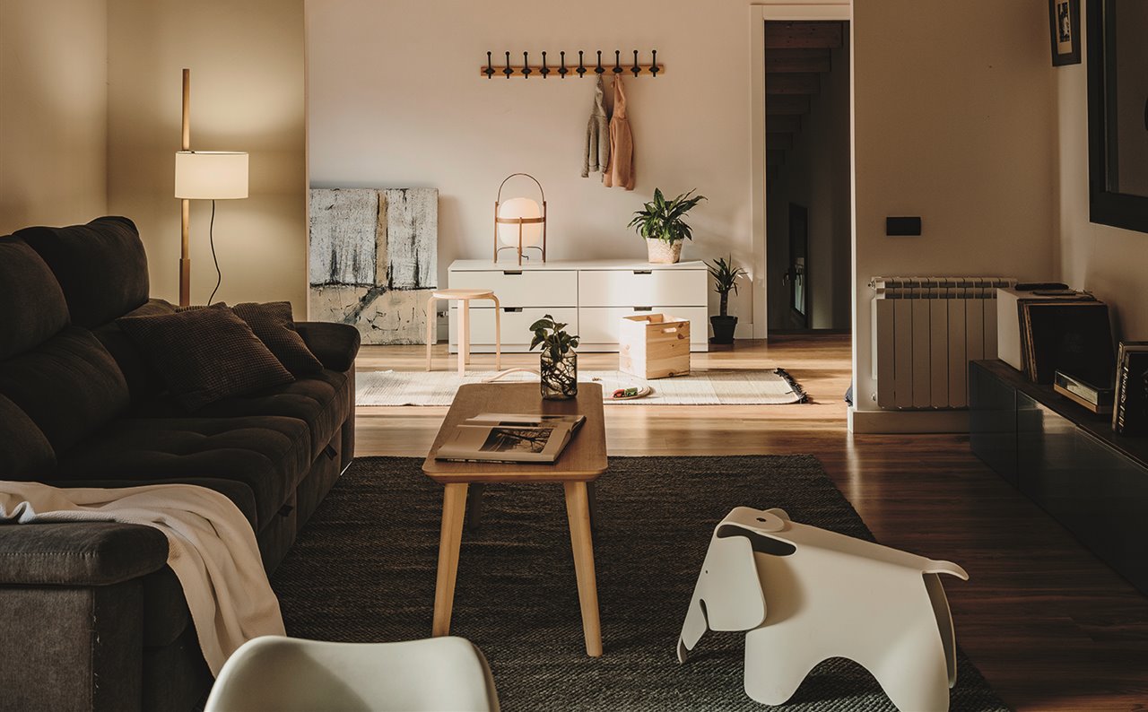 En la zona de día, los espacios se comunican abiertamente creando sensación de amplitud y fluidez. En primer término, el elefante de los Eames, editado por Vitra. Lámpara de pie TMM, de Miguel Milá para Santa & Cole.