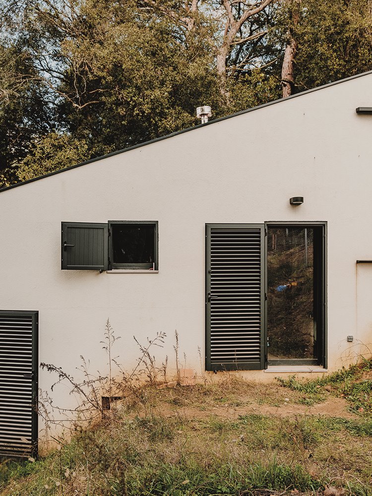 La casa, de planta longitudinal y con 20 metros de fachada, se adapta a los distintos niveles del terreno.