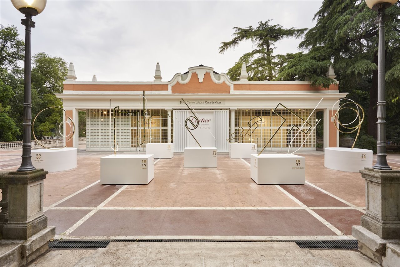 El innovador Centro Cultural Casa de Vacas del Parque del Retiro de Madrid es el escenario de esta muestra llena de historia, belleza y glamour. 