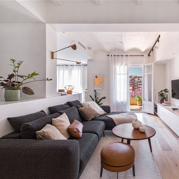 Una casa moderna con decoración de interiores en blanco y gris en Barcelona