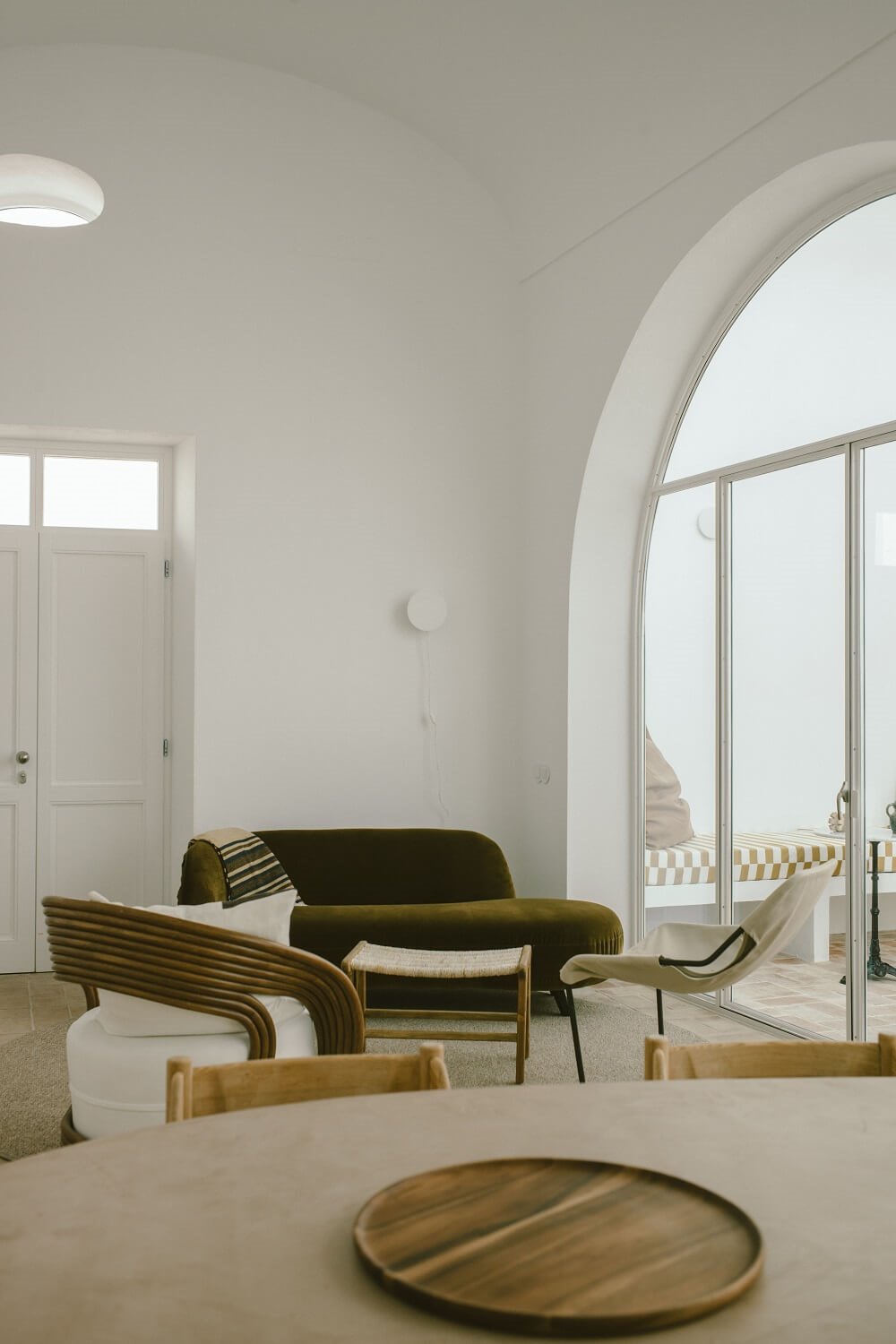 Salón con butacas de diseño de Casa Dois
