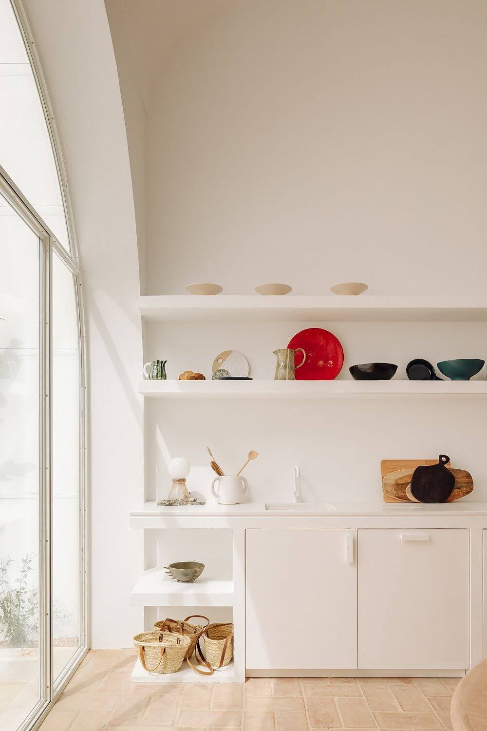 Detalle de cocina en blanco y piezas de cerámica