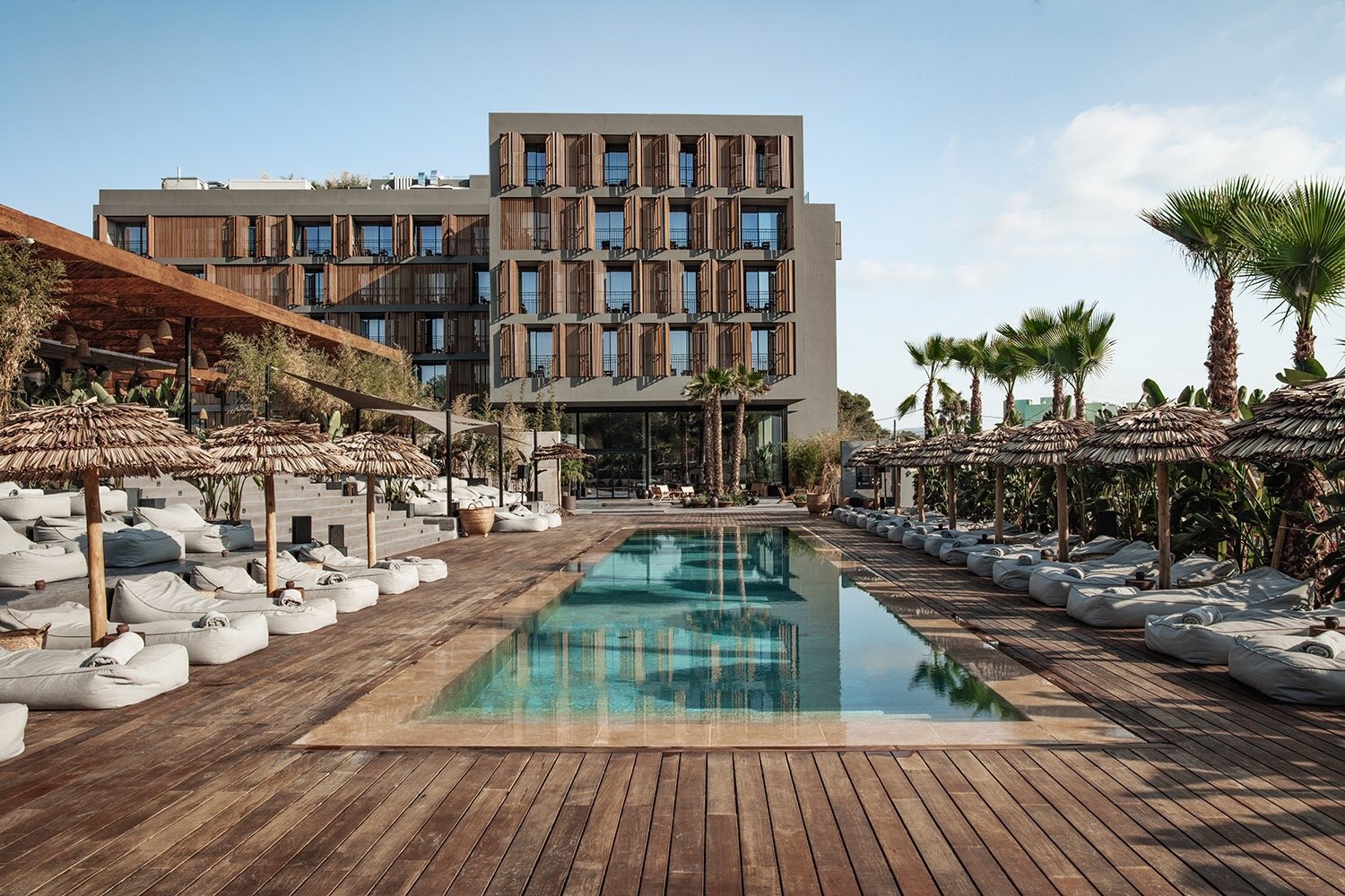 Fachada del hotel OKU Ibiza con terraza y piscina