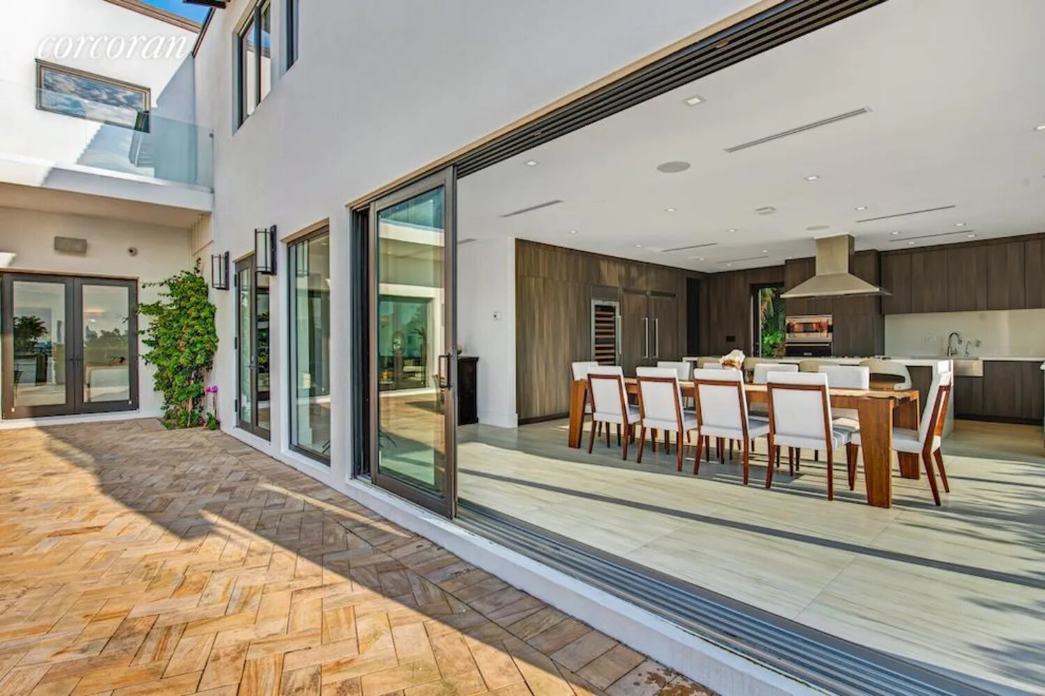 Casa Jennifer Lopez y Ben Affleck en Miami exterior con acceso a cocina