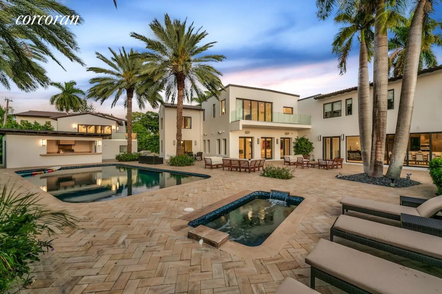 Casa Jennifer Lopez y Ben Affleck en Miami patio interior con piscinas
