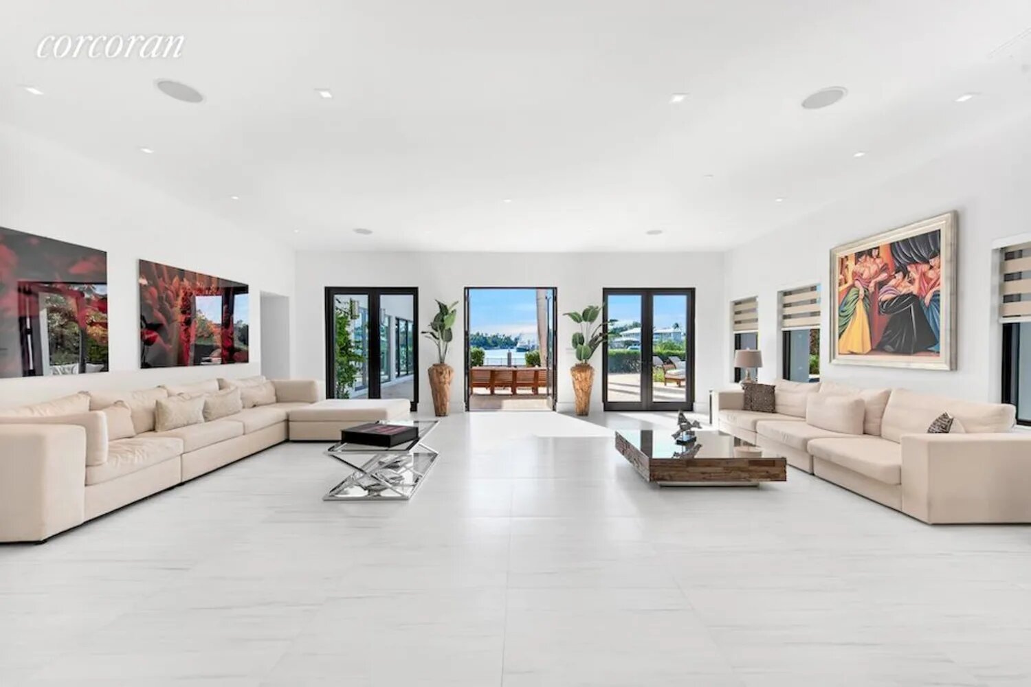 Casa Jennifer Lopez y Ben Affleck en Miami salón en tonos neutros