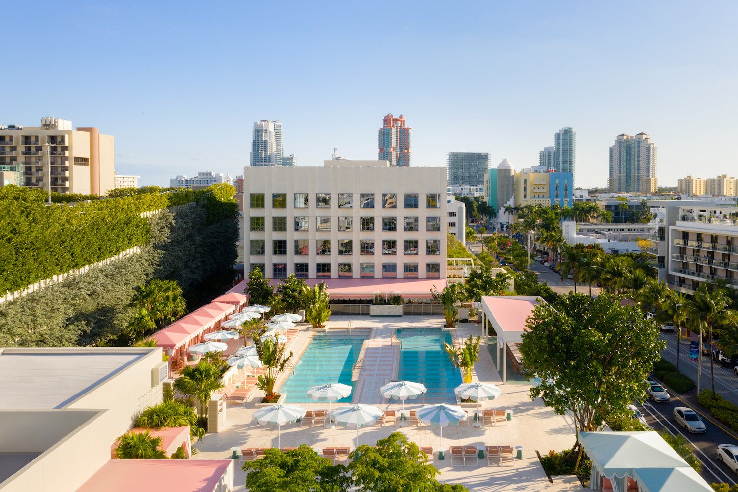 Hotel Googtime Pharrell Williams y Dave Grutman en Miami Beach vista con piscinas