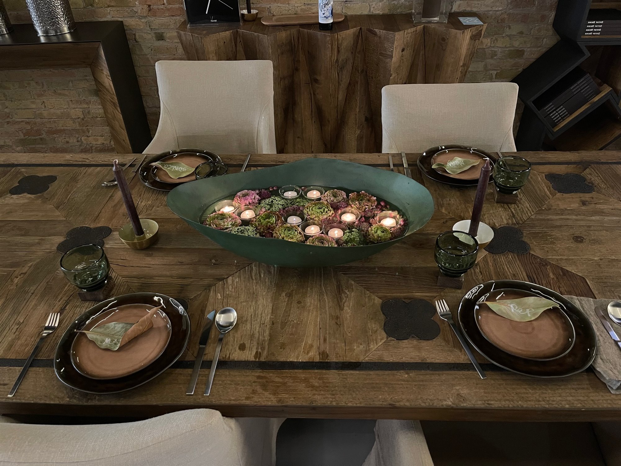 Mesa de madera con centro para tener velas flotantes. Noche romántica