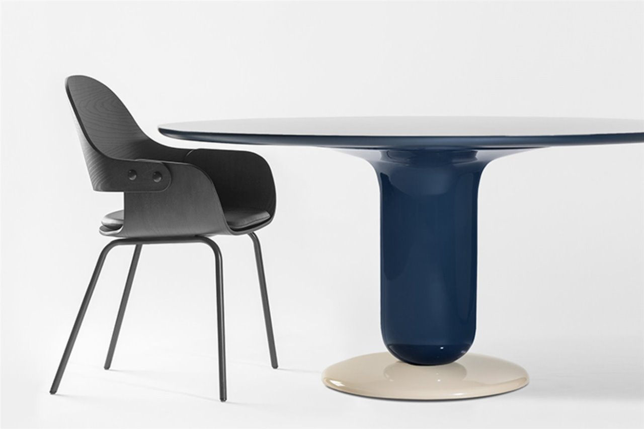 La nueva silla Showtime en total black: patas de metal, asiento, respaldo y cojín negros.
