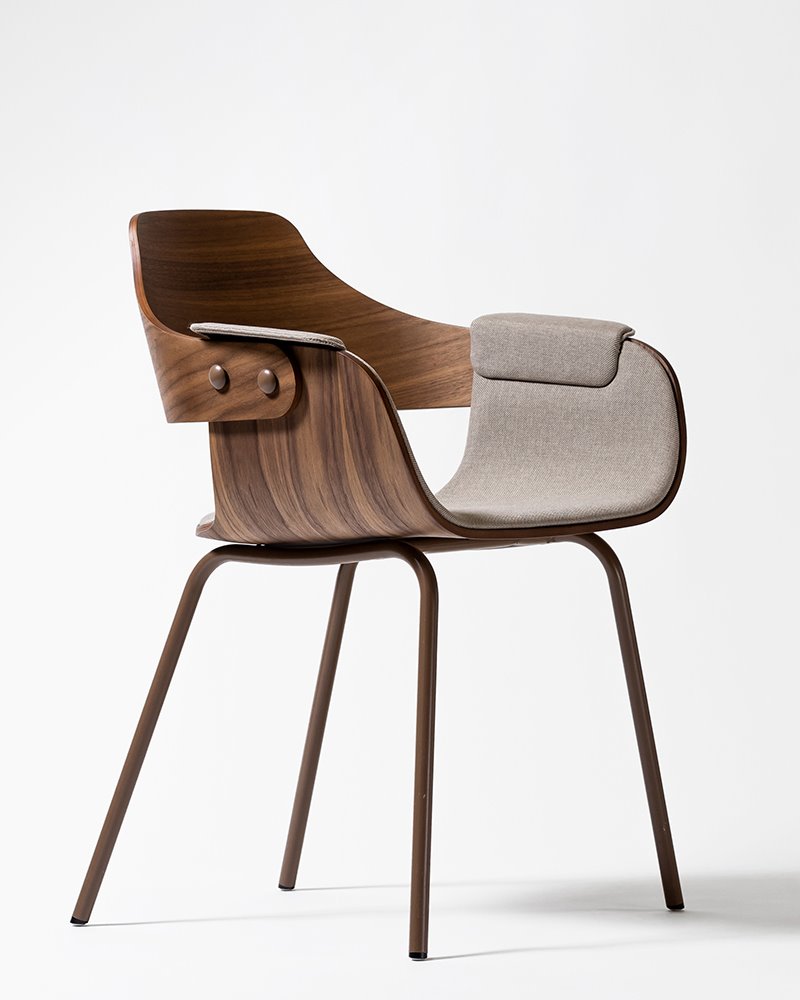 Al adquirirla se puede elegir cada detalle. Además de la estructura (patas metálicas, giratoria o de patín), es posible personalizar el respaldo, el asiento y los reposabrazos. 