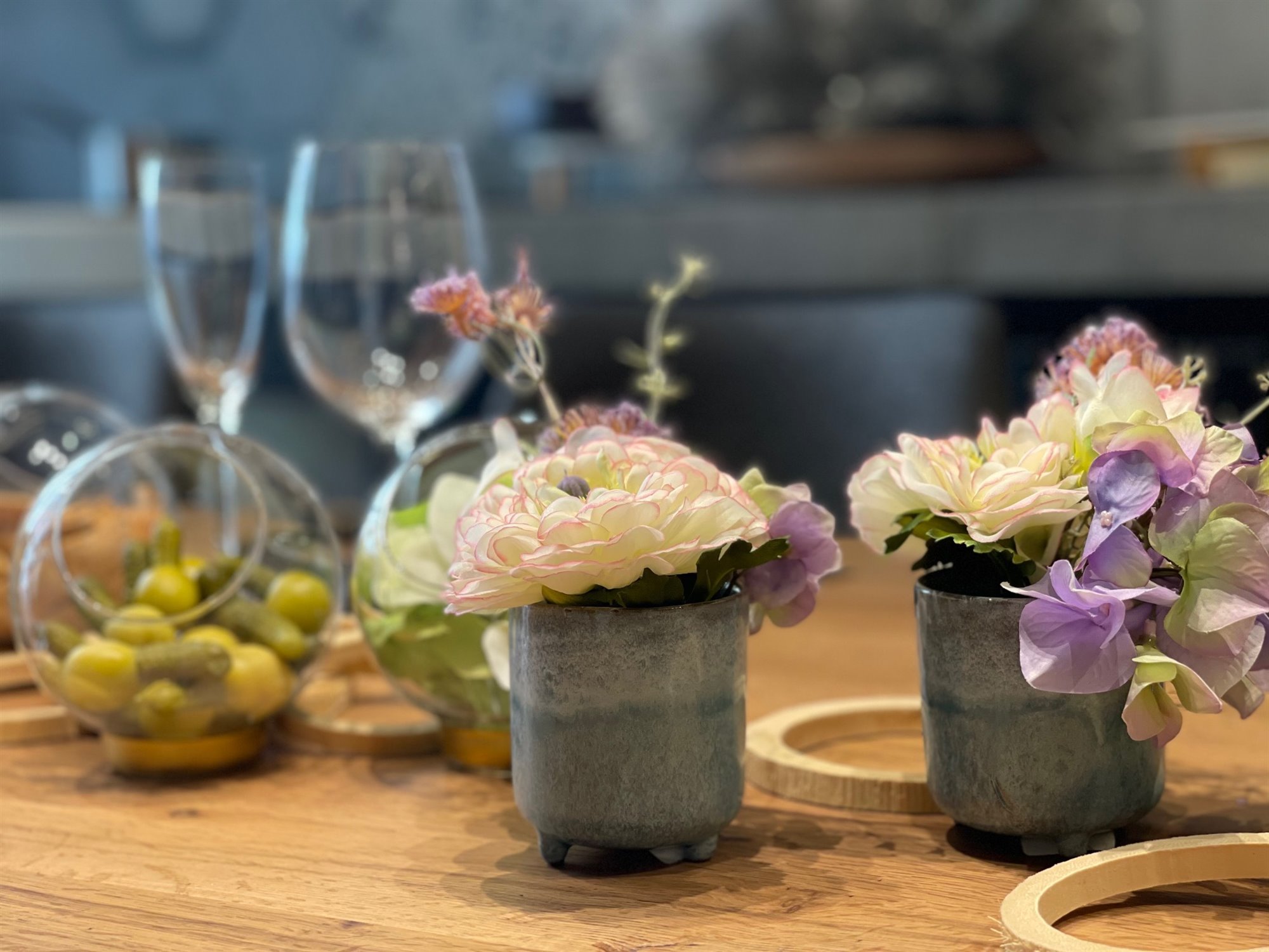 Arregkis con flores para mesas puestas para comer. Picoteo integrado en la decoración