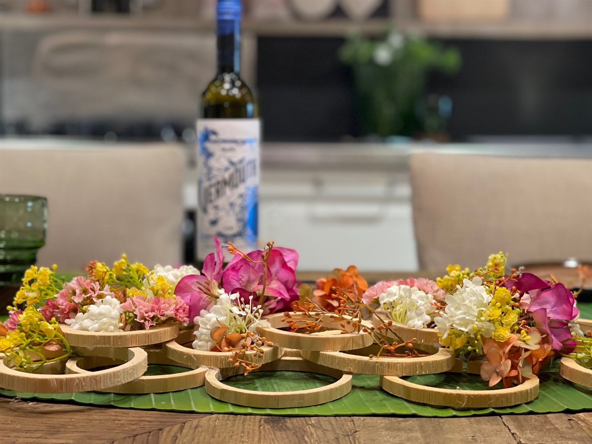 Mesa con arreglos de flores sobre aros de madera. Toque silvestre