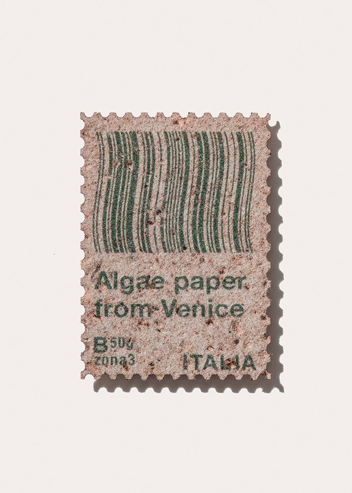 El proyecto From Venice with Algae de Pablo Dorigo es una colección de sellos postales realizados con algas contaminantes recogidas de las aguas de Venecia.