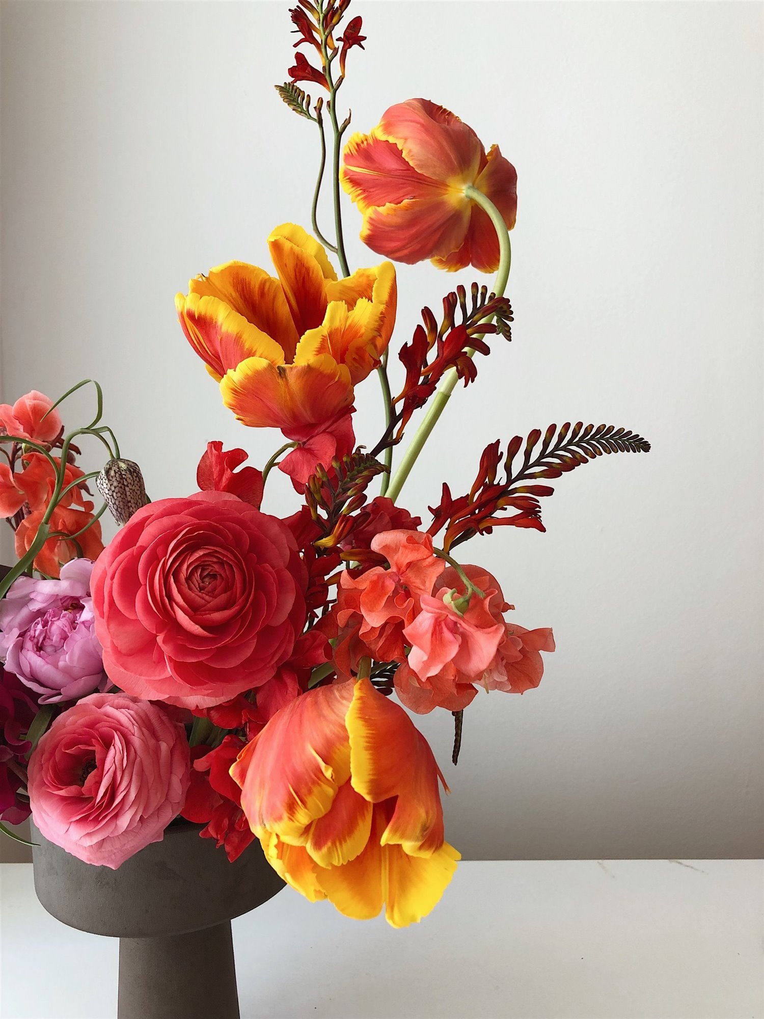 ramo de flores con peonias rojas