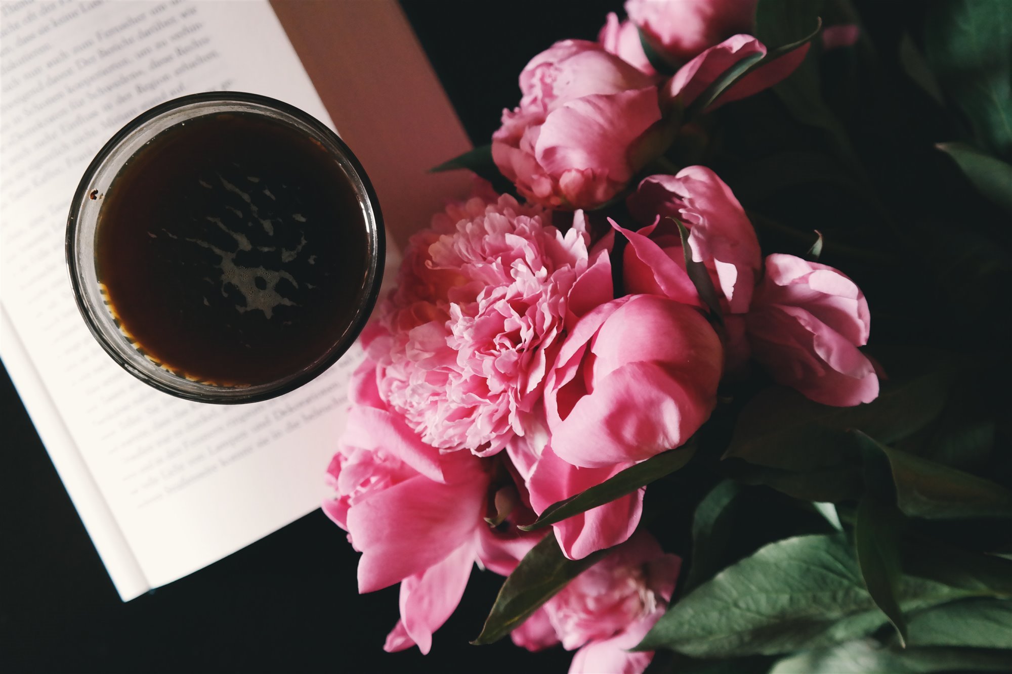 ramo de flores con peonias rosas