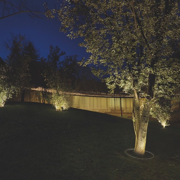 El restaurante Les Cols pone en valor sus jardines con la luminaria Vercle