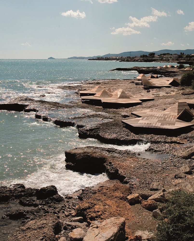 Microcostas Vinaròs (2006) busca un diálogo con el mar para habitar la naturaleza de la costa sin domesticarla.
