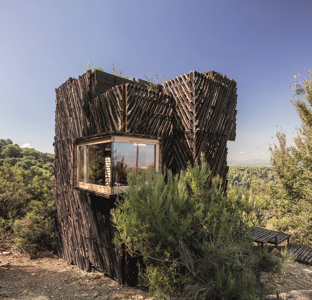 The Voxel es una cabaña con lo imprescindible para que una persona pueda pasar una cuarentena de 14 días. Ha sido construida con madera de km 0 gracias a la gestión sostenible del propio bosque.