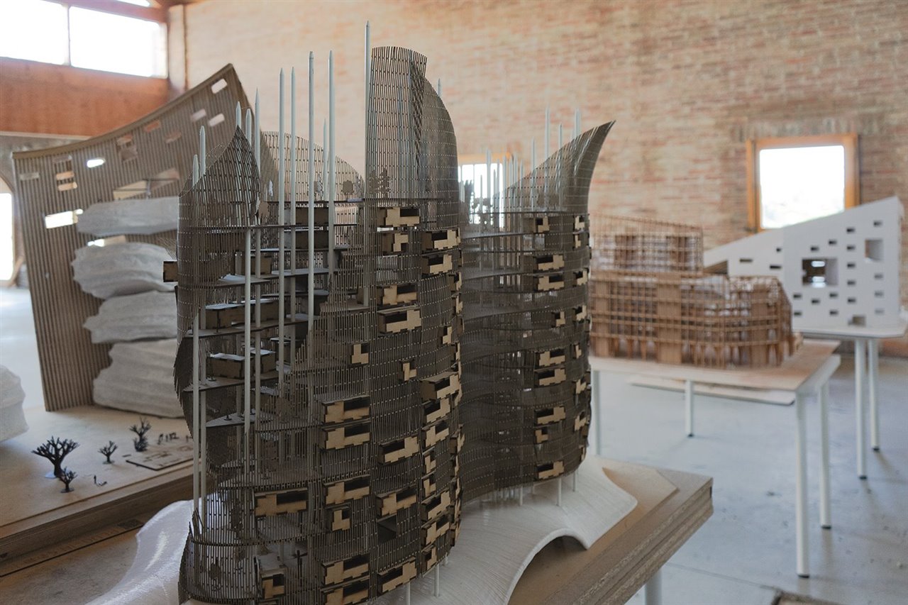 Siguiendo el método "learning by living", los estudiantes de Valldaura Labs diseñan, realizan maquetas, crean prototipos y los experimentan en primera persona.