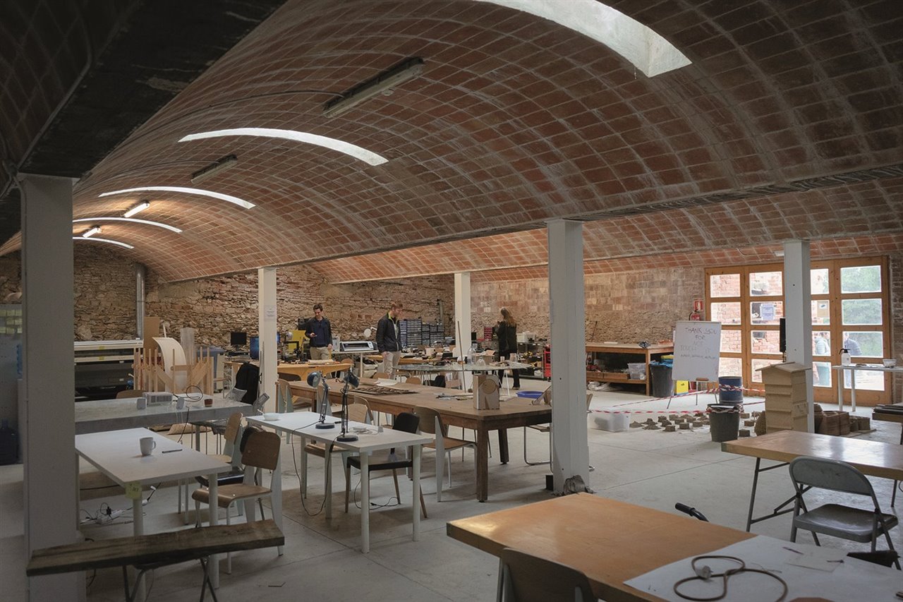 En Valldaura Labs se lleva a cabo el Máster en Edificios Ecológicos Avanzados y Biociudades (MAEBB), un programa de once meses en el que los estudiantes exploran los límites de la autosuficiencia.