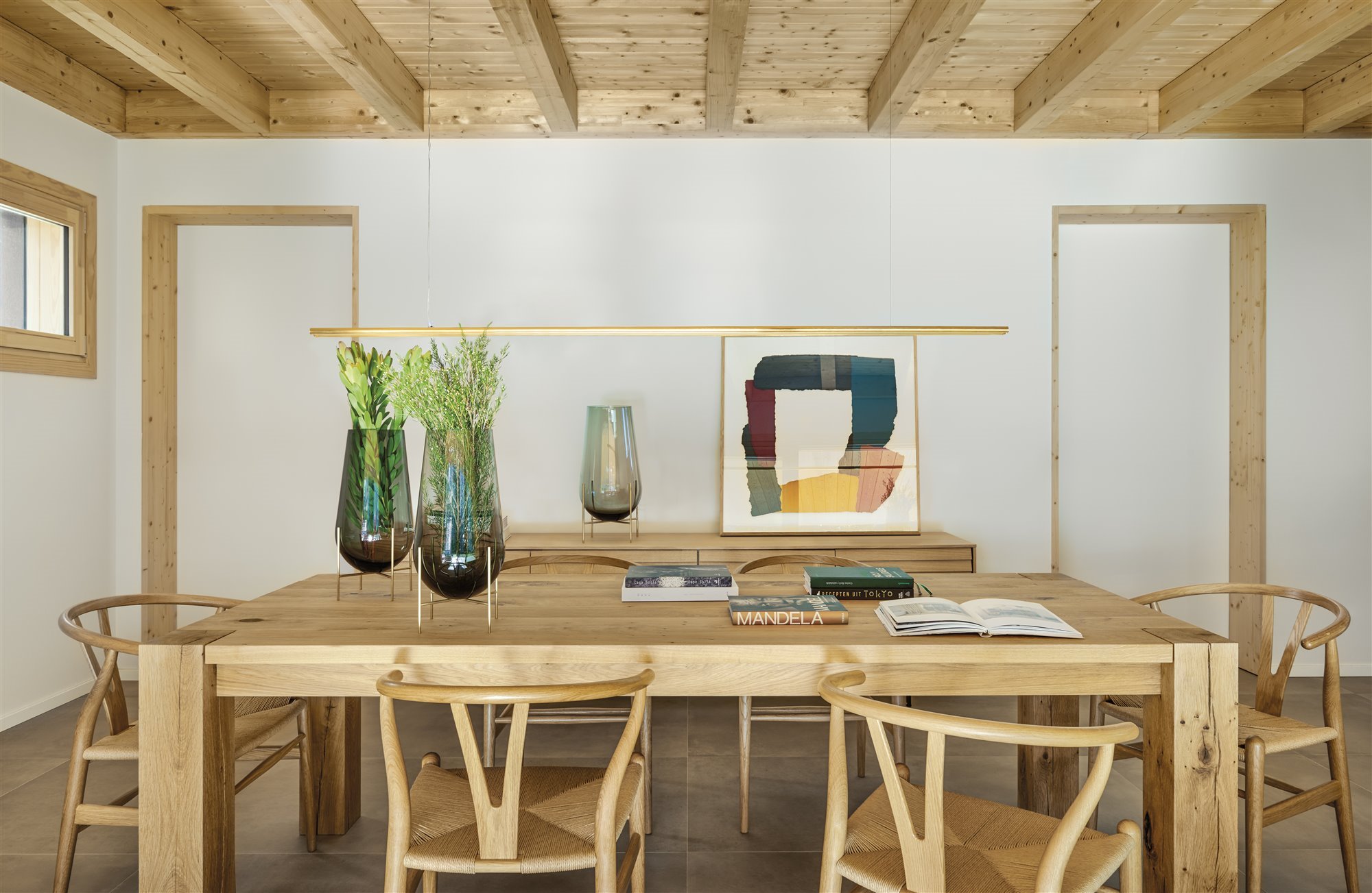 Comedor con mesa y sillas de madera con vigas vistas. Adapta la casa a tus necesidades