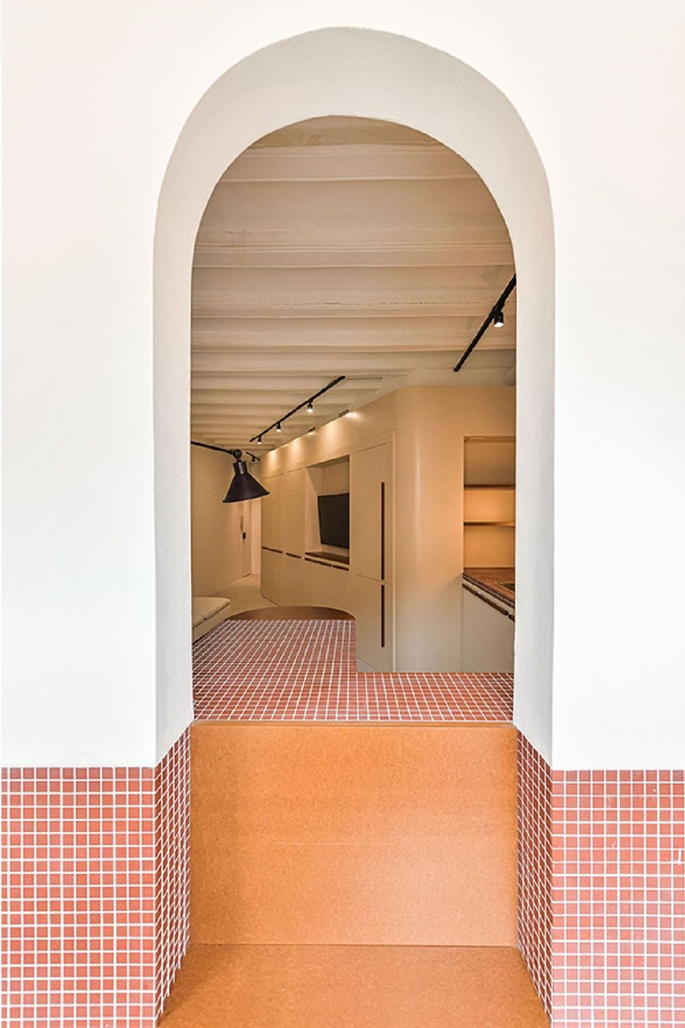Ventana en arco que une la galería con la zona central