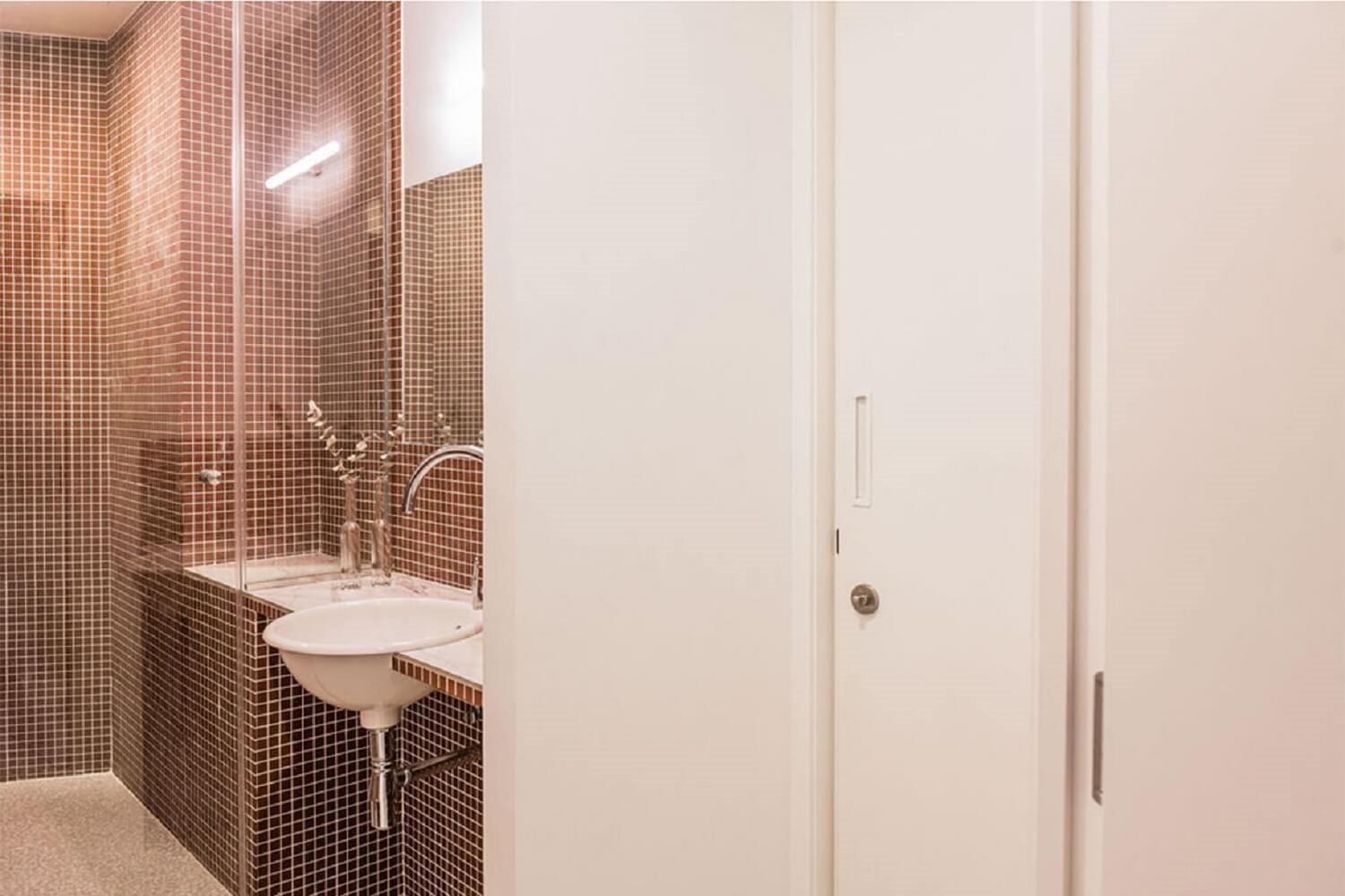 Baño con baldosa de gresite