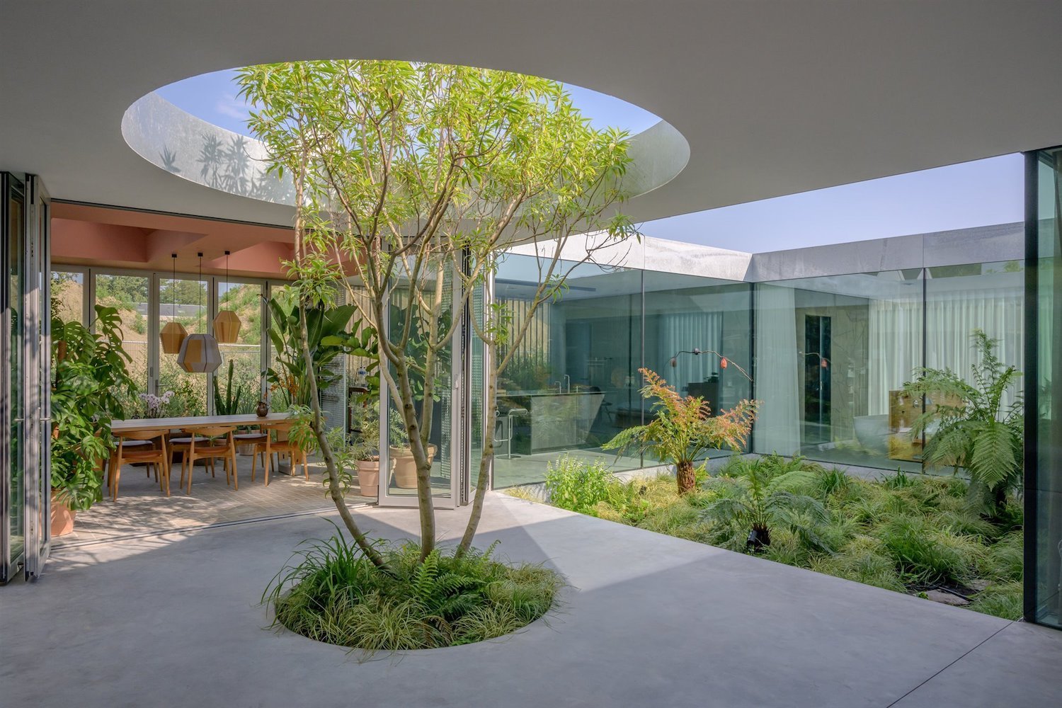 casa-en-eindhoven-con-fachada-metalica-patio-abierto ac5bdd06 2000x1333