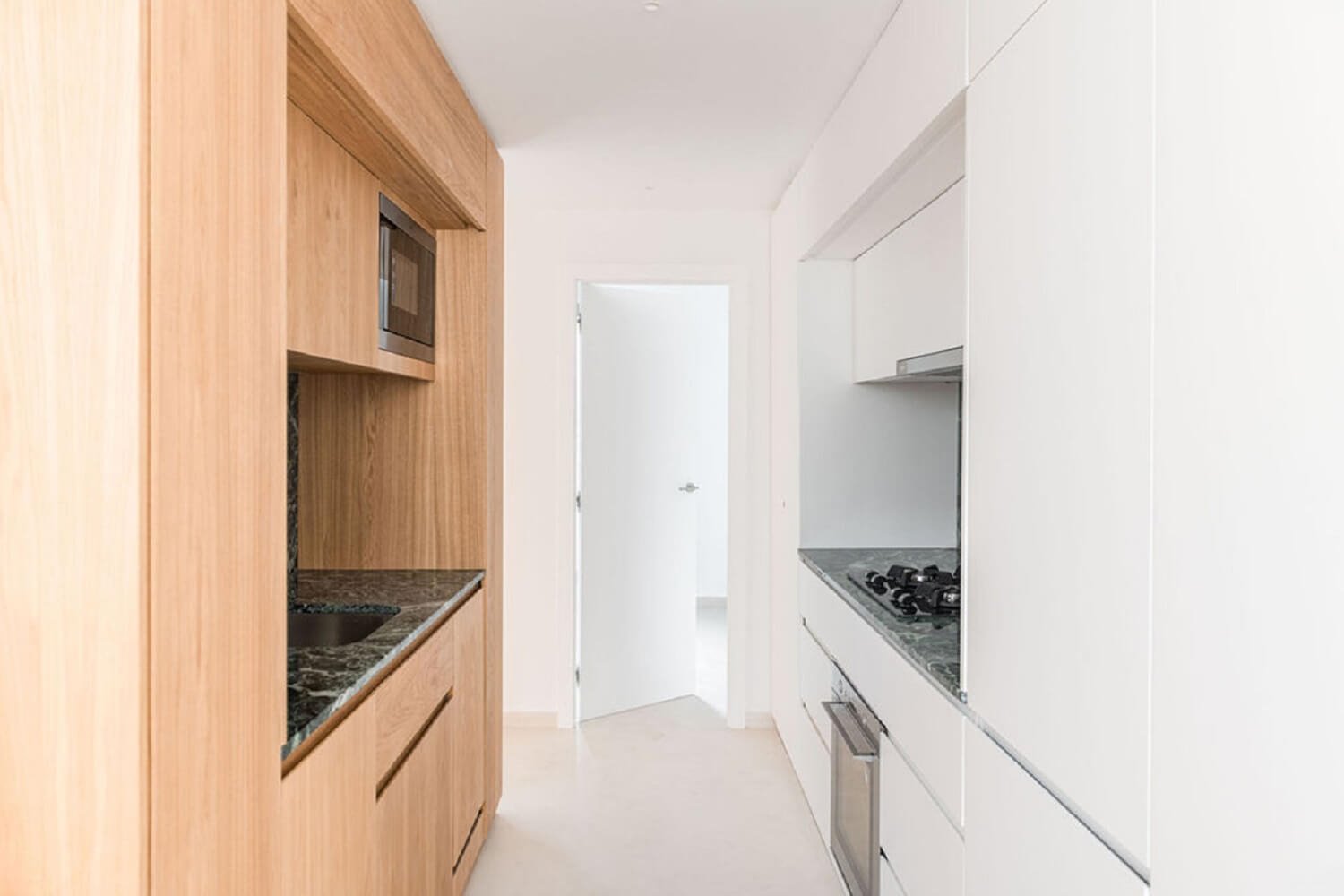 Cocina de madera de roble y lacado blanco