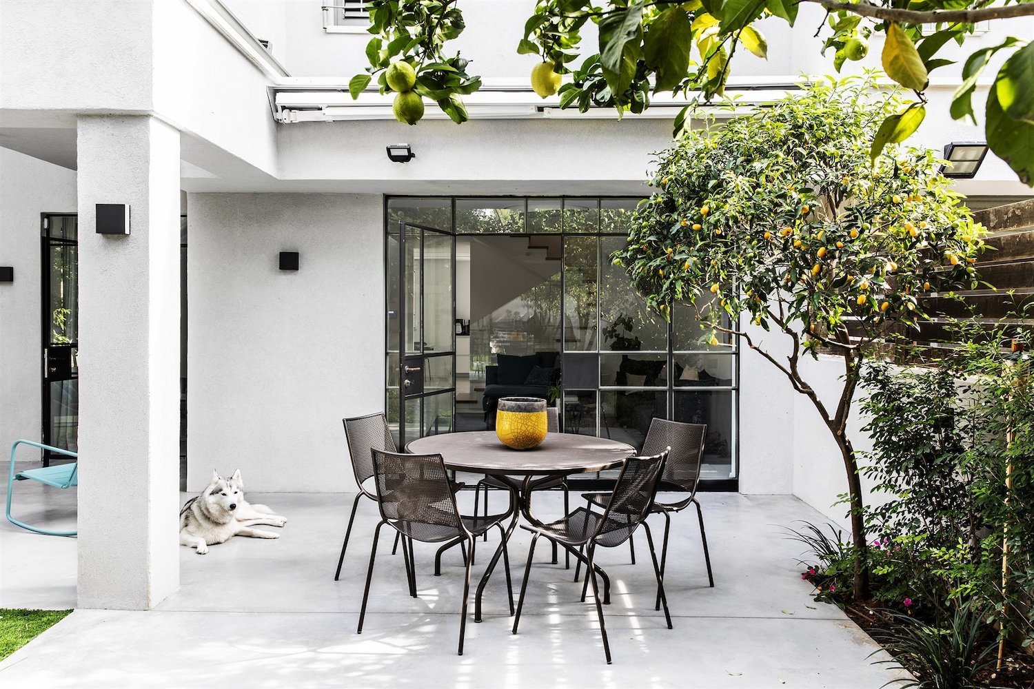 comedor-exterior-patio-de-una-casa-moderna-con-un-naranjo 9c4581f9 2000x1333