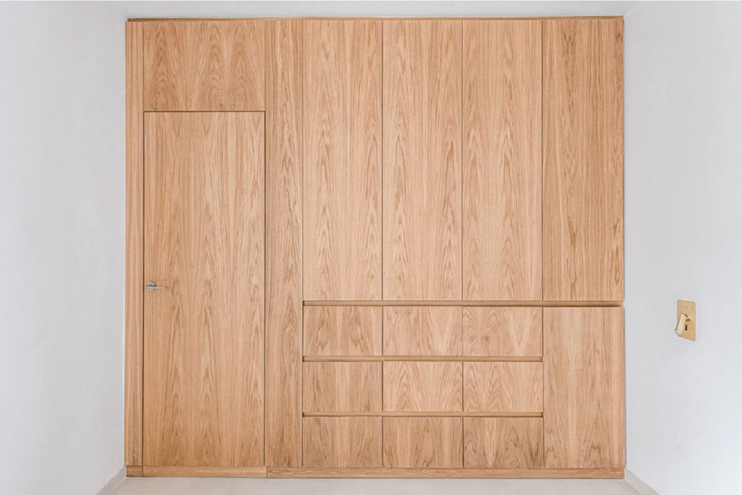 Dormitorio en suite con armarios de madera