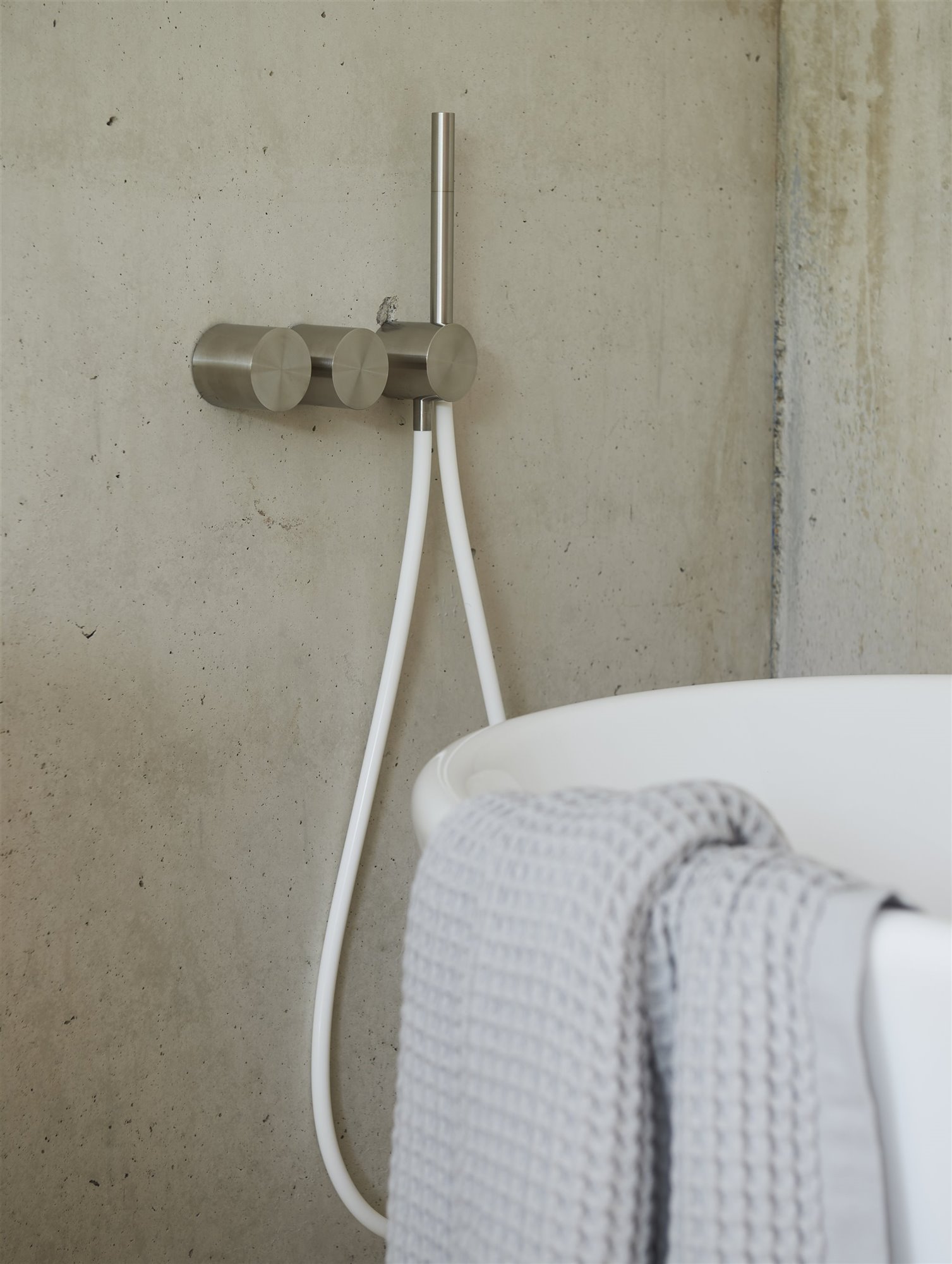 Bañera con toalla de color gris. Lavado